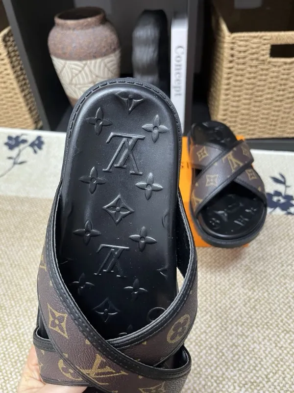 P270🏆Louis Vuitton 🏆[Louis Vuitton] Spring/Summer 2025 [Men's Flip Flops] 🎯🎯As an active family in the fashion industry ⭐ Lv is characterized by bold innovation ⚡Create this casual business style for Chinese fashionable men ✨The fabric is made of imported high-grade cowhide 🔥 Clean and neat ⚡Fashionable and elegant🌹Breathable, sweat-absorbent and deodorant👈So luxurious, high-end and domineering. 👍Must be sold if you repost the picture. Number of yards: 38--46. Color: 🎉 For large quantities. Welcome to repost.